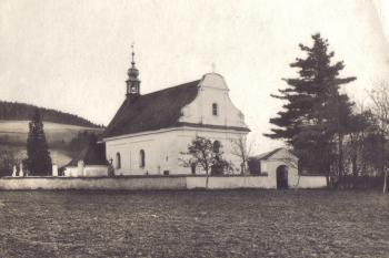 Heřmánky - kostel sv. Anny - fotografie z první pol.20.století (soukr.sbírka IvoR) (© anon.)