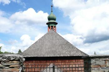 západní průčelí kostelíka se vstupem do areálu hřbitova ( © Jan P. Štěpánek 06/2009)