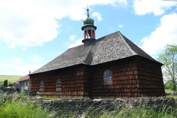 celkový pohled na kostelík od jihovýchodu ( © Jan P. Štěpánek 06/2009)