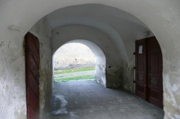 průjezd pod věží ( © Jan P. Štěpánek 06/2009)