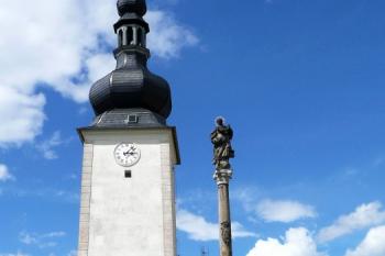 celkový pohled na Hodinovou věž a barokní morový sloup ( © Jan P. Štěpánek 06/2009)
