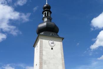 samostatně stojící Hodinová věž ( © Jan P. Štěpánek 06/2009)
