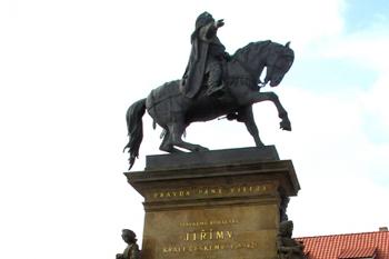 Socha krále Jiřího z Poděbrad na poděbradském náměstí ( © Pavel Vítek 09/2017)