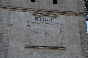 Reliéf slunečních hodin s datem poslední úpravy ( © Ivan Grisa 06/2009)
