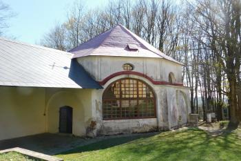 kaple Mrtvých v ambitech u kostela (© Milan Caha 04/2020)
