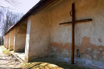 Kostelní zeď... (© Jan Nechanický, 04/2007)