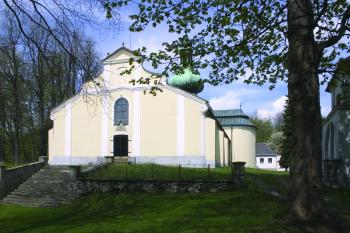 Čelní pohled na kostel (© Petr Janoušek  5/2005)