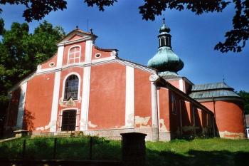Kostel od jihozápadu ještě s červenou fasádou (© Jiří Cukr, 07/1999)