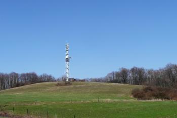 pohled na kopec Okrouhlá s rozhlednou na vrcholu ( © Jan P. Štěpánek 04/2009)