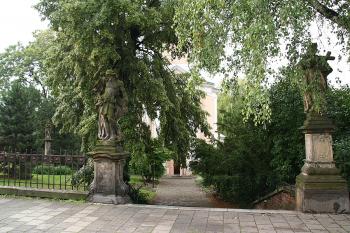 Někdejší hlavní vstup na hřbitov ( © Ivan Grisa 06/2009)
