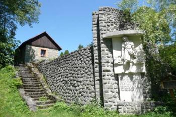celkový pohled na pomník při hřbitovní zdi s márnicí v pozadí ( © Jan P. Štěpánek 06/2009)