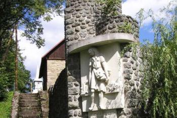pohled na pomník Maryčky Magdonové při hřbitovní zdi ( © Jan P. Štěpánek 06/2009)