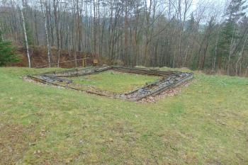 Výzkumem potvrzené místo věžové stavby v již. cípu jádra (© Dušan Dohňanský  04/2023)