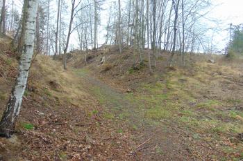 Vých. vnější příkop od jihu, vlevo mezilehlý val, vpravo přístupová planina (© Dušan Dohňanský  04/2023)