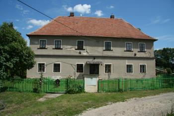 Průčelí budovy tvrze (© Petr Nožička, 06/2009)