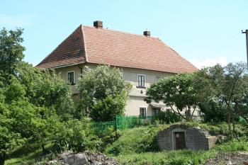 Pohled na tvrz od silnice (© Petr Nožička, 06/2009)