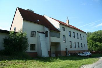Celkový pohled na tvrz (© Petr Nožička, 06/2009)