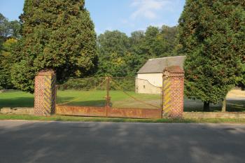 zachovalá zám. brána (© D Dohňanský, 10/2017)