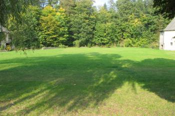 pohled z cesty  na místo kde stával zámek (© D Dohňanský, 10/2017)