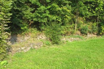 část zámecké ohradní zdi na severu (© D Dohňanský, 10/2017)