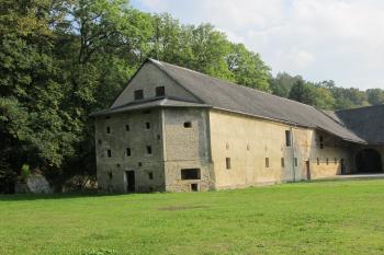 jedna z hosp.budov,vlevo od ni zbytek ohradní zdi (© D Dohňanský, 10/2017)