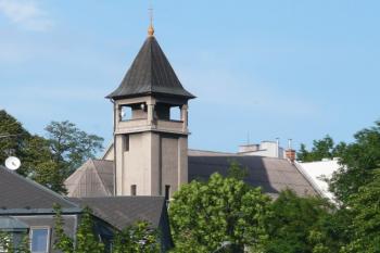 pohled na zvonici a střechy Husova sboru z moravského břehu řeky Ostravice ( © Jan P. Štěpánek 06/2009)