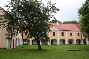 Východní část nádvoří ( © Ivan Grisa 06/2009)