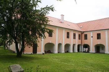 Jihovýchodní kout nádvoří ( © Ivan Grisa 06/2009)