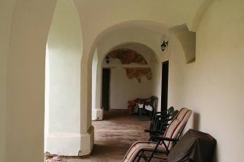 Arkáda západního křídla, ( © Ivan Grisa 06/2009)