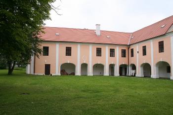 Dvorní fasáda východního křídla ( © Ivan Grisa 06/2009)