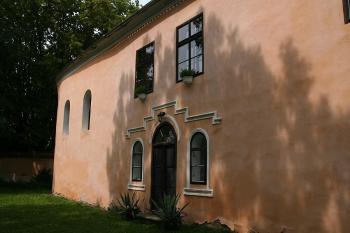 Západní část jižního průčelí, zcela vlevo okna kaple ( © Ivan Grisa 06/2009)