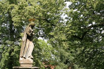 Sochy sv. Jana Nepomuckého a Aloise východně od kostela ( © Ivan Grisa 06/2009)