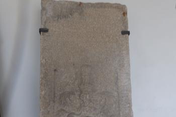 Náhrobník v předsíni (© Johannes Cladis, 01/2019)