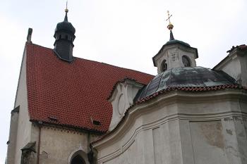 Západní část kostela a kaple Ukřižování a Bolestné Panny Marie od jihu ( © Ivan Grisa 06/2009)