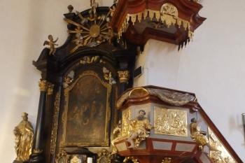 Oltář sv. Rodiny a kazatelna (© Johannes Cladis, 01/2019)