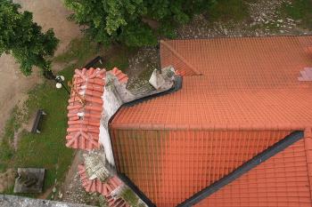 Střecha presbytáře s východním štítem ( © Ivan Grisa 06/2009)