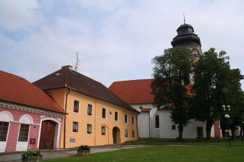 Děkanství a kostel od jihu ( © Ivan Grisa 06/2009)