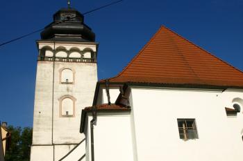 západní průčelí a věž kostela ( © Milan Caha 09/2009)