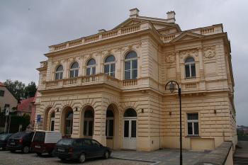 Hlavní průčelí od jihovýchodu ( © Ivan Grisa 06/2009)