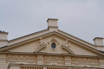 Štít hlavního průčelí ( © Ivan Grisa 06/2009)