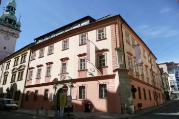 Obytný dům na nároží Panské a Radnické ulice ( © Jan P. Štěpánek 06/2009)
