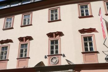vstupní průčelí domu s portálem ( © Jan P. Štěpánek 06/2009)
