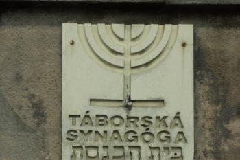 pamětní deska ( © Milan Caha 06/2009)