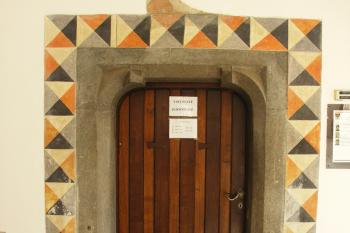 portál v přízemí (© Karel Husák, 10/2009)