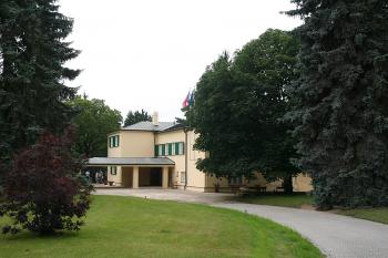 Vila manželů Benešových od jihozápadu ( © Ivan Grisa 06/2009)