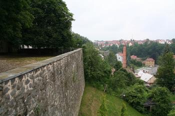 Hradby severně od Střelnice, v pozadí barokní bastion nad Jordánem ( © Ivan Grisa 06/2009)