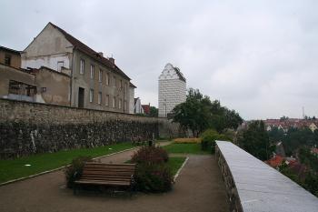 Východní část hradeb s vodárenskou věží ( © Ivan Grisa 06/2009)