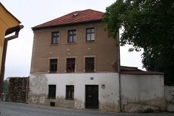 Průčelí bašty nad Šachovým pavilonem do Žižkovy ulice ( © Ivan Grisa 06/2009)