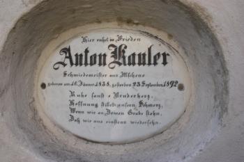 Porcelánová náhrobní tabulka v jižním pilíři hřbitovní brány ( © Ivan Grisa 04/2010)