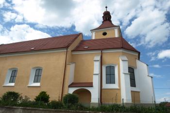 presbytář a část lodě od jihu ( © Milan Caha 07/2009)